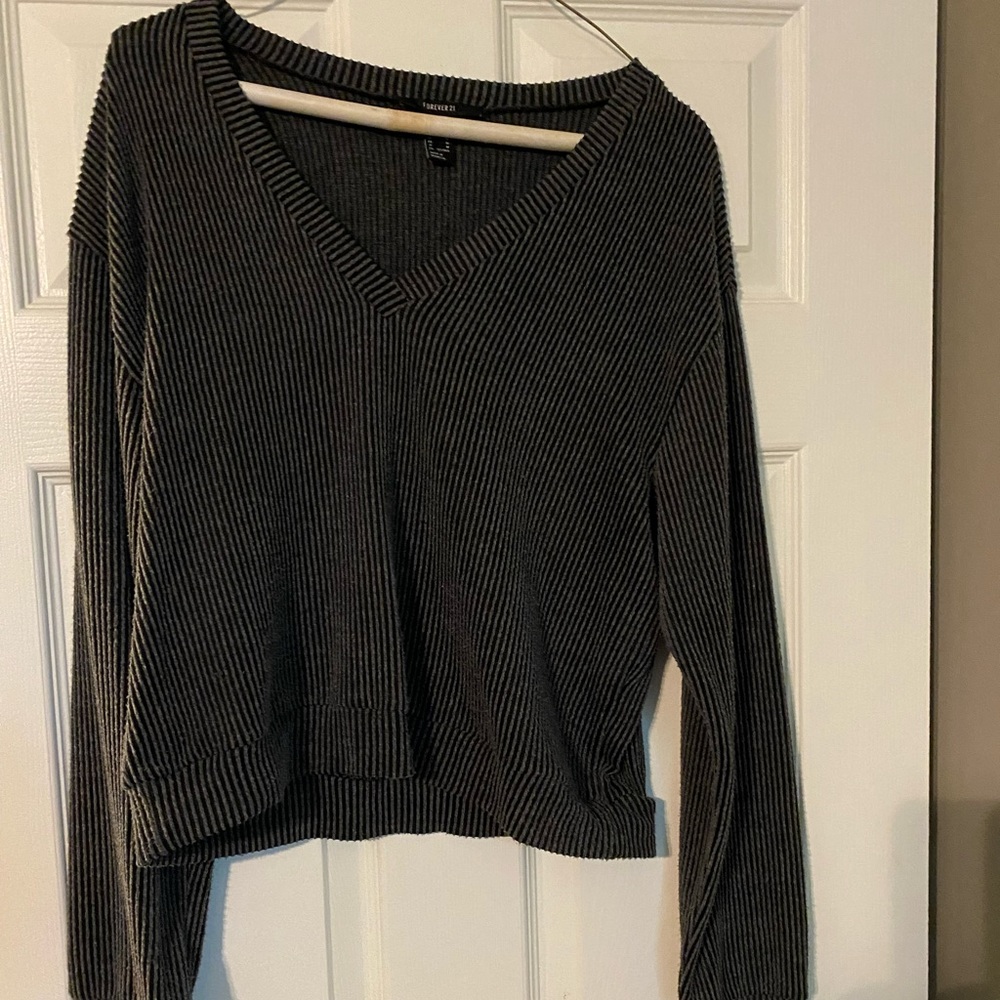 Forever 21 Gray Crop Top/Sweater M